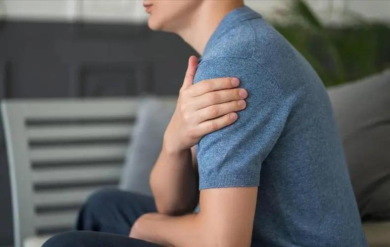 有癌入体，肩膀先知？医生提醒:肩膀若出现这几种异常，尽快就医


