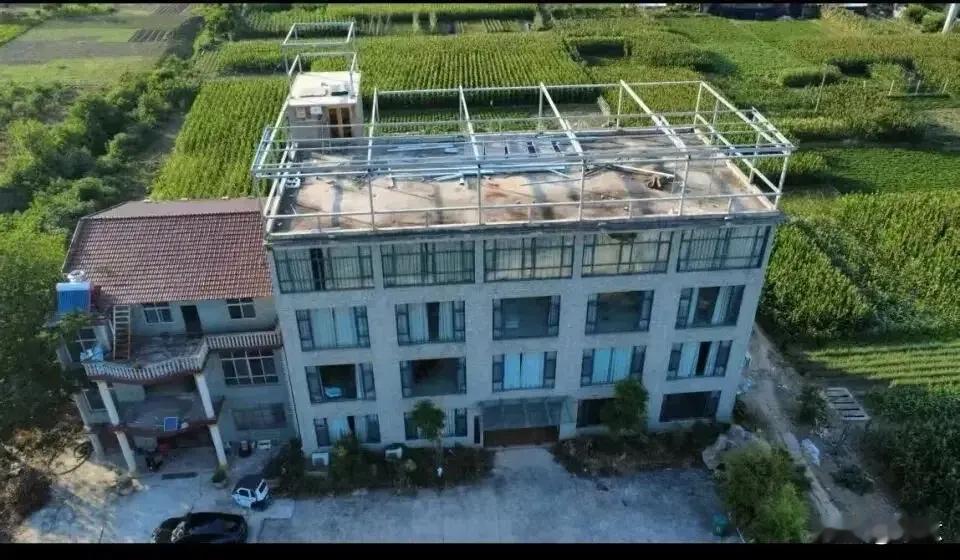 襄阳谷城县这起宅基地纠纷疑点重重，让人不得不重视农村土地管理的漏洞。外来人员王某