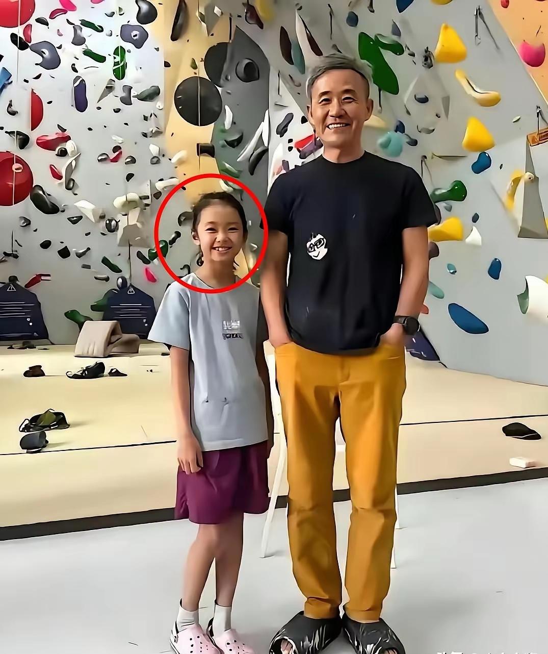 王石的大女儿已经46岁了
他和田朴珺的小女儿才6岁
孩子长的漂亮取了他俩的优点