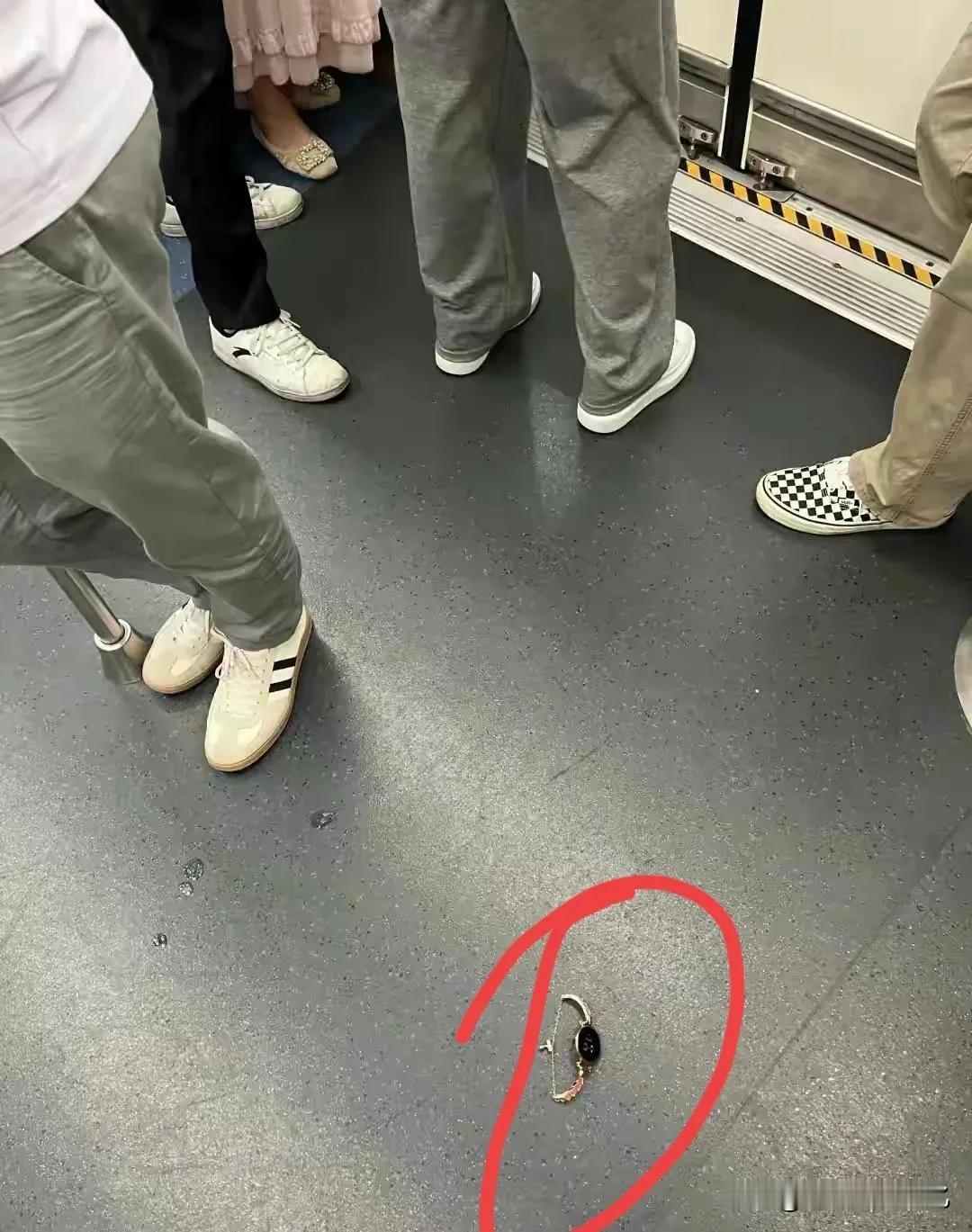 晚高峰的地铁又多了一个伤心的人儿
