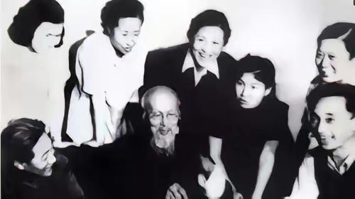 1952年，年近90岁的齐白石第一次见新凤霞就非常心仪，目不转睛地盯住对方，女友