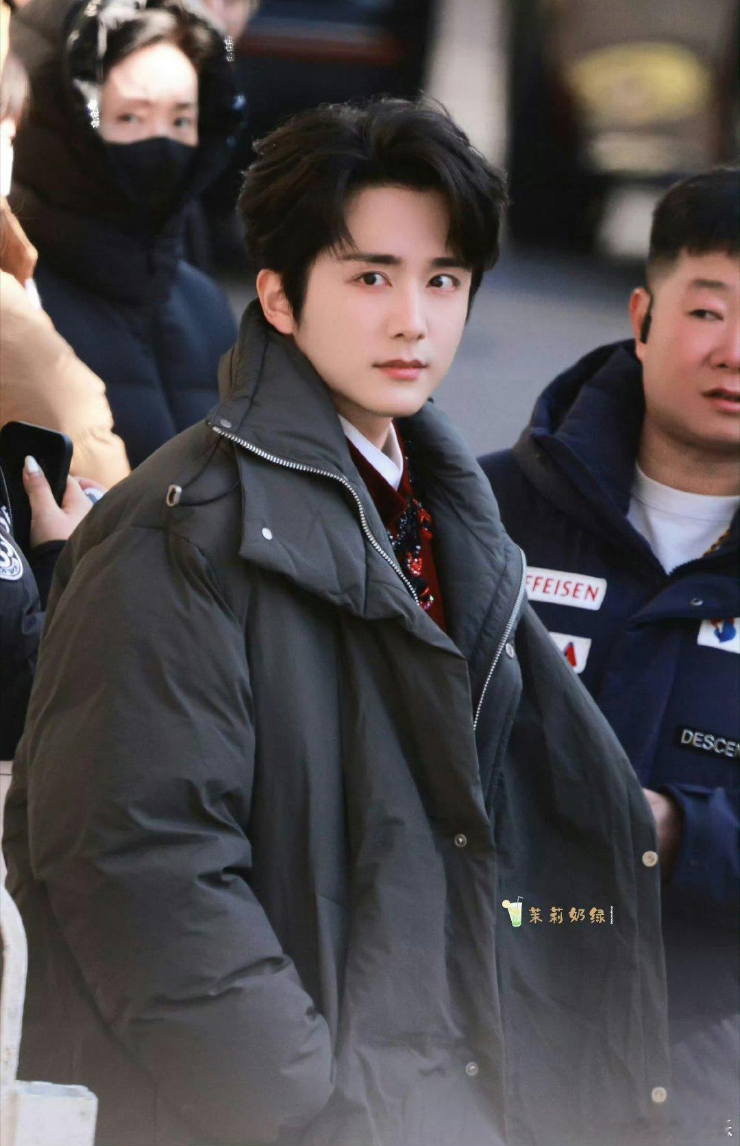 张新成胡先煦沙溢范丞丞春晚后台找沈腾 飞驰人生3春晚联排团建实锤📸哥几个后台凑