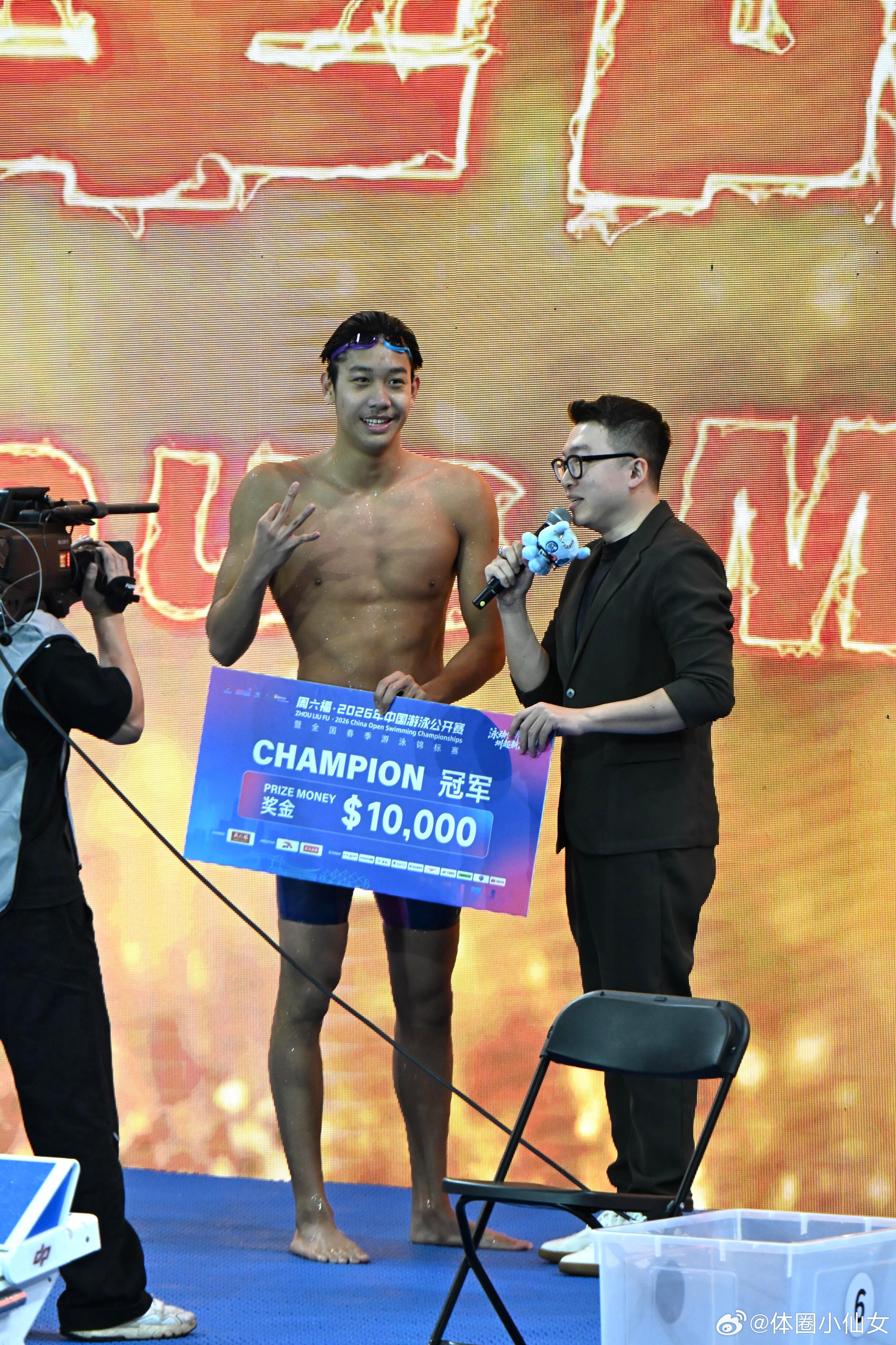 意气风发的少年！没想到一夜战胜了世界纪录保持者，张展硕18岁正是出成绩的时候！张