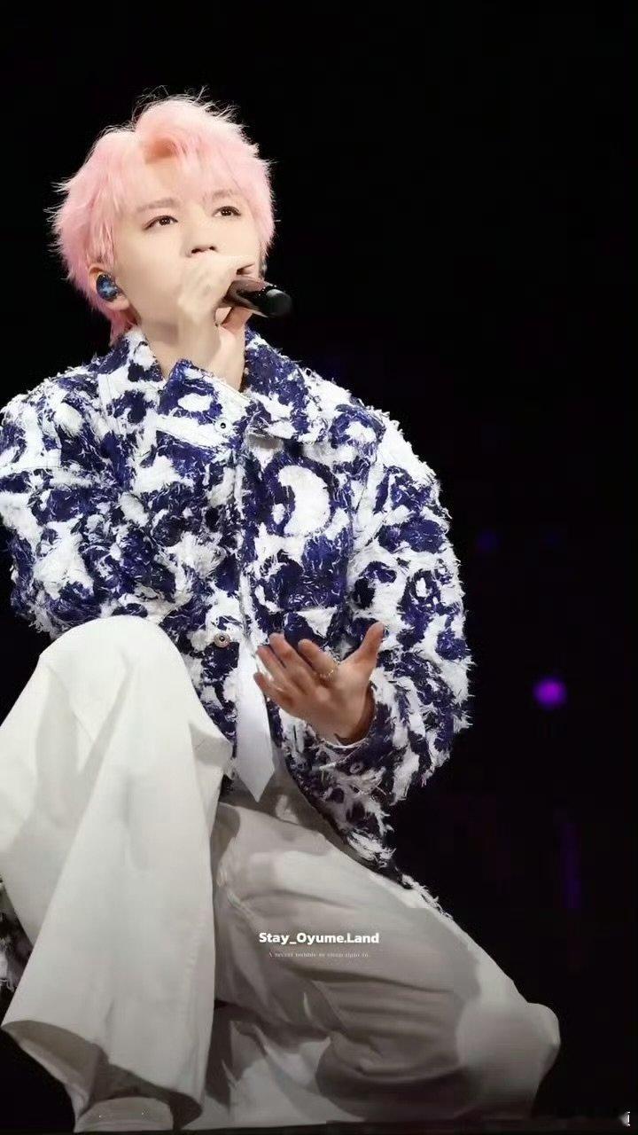 王俊凯转过身双眼立马红了以为王俊凯双膝跪地了王俊凯舞台上这一幕让人忍不住破防，动