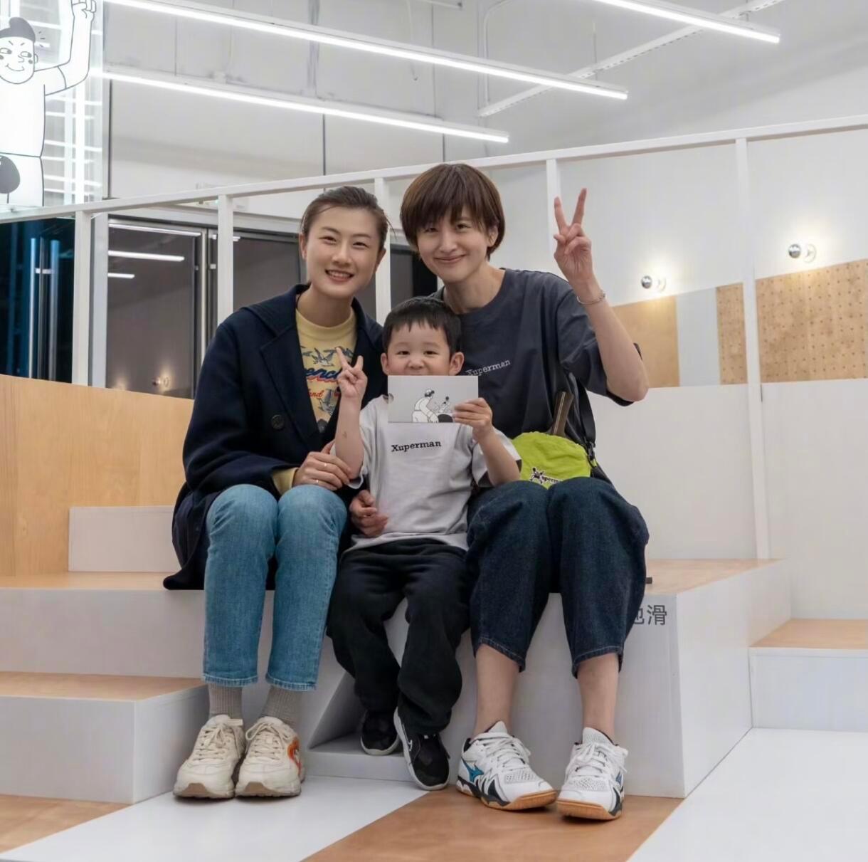 听说丁宁是许昕的情敌，这么一看还真挺像一家三口 