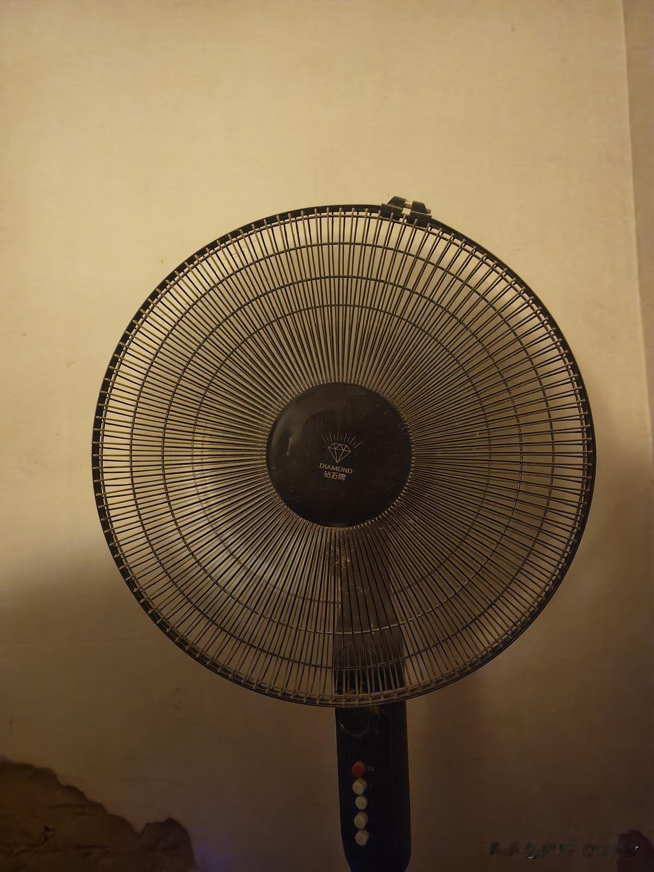 广州夜里32度没空调是什么体验？风扇吹出来都是热风
快到晚上22点，广州花都还稳
