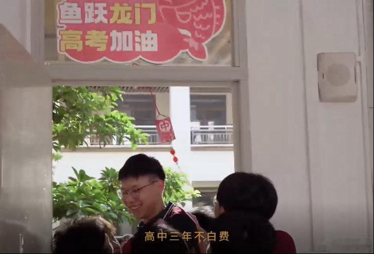 查到了十年前的高考成绩翻看多年前的高考分数，往日拼搏的画面历历在目。当年我们全靠