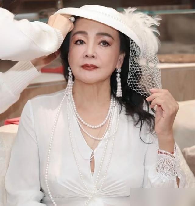 一张床垫785，一台电视448，汪小菲亏掉3.5亿的酒店就这么甩卖了，新媳妇看房