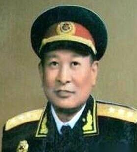 1944年，新四军一个司务长，贪了四十块钱。全队上下投票表决：枪毙。报告送到钟期