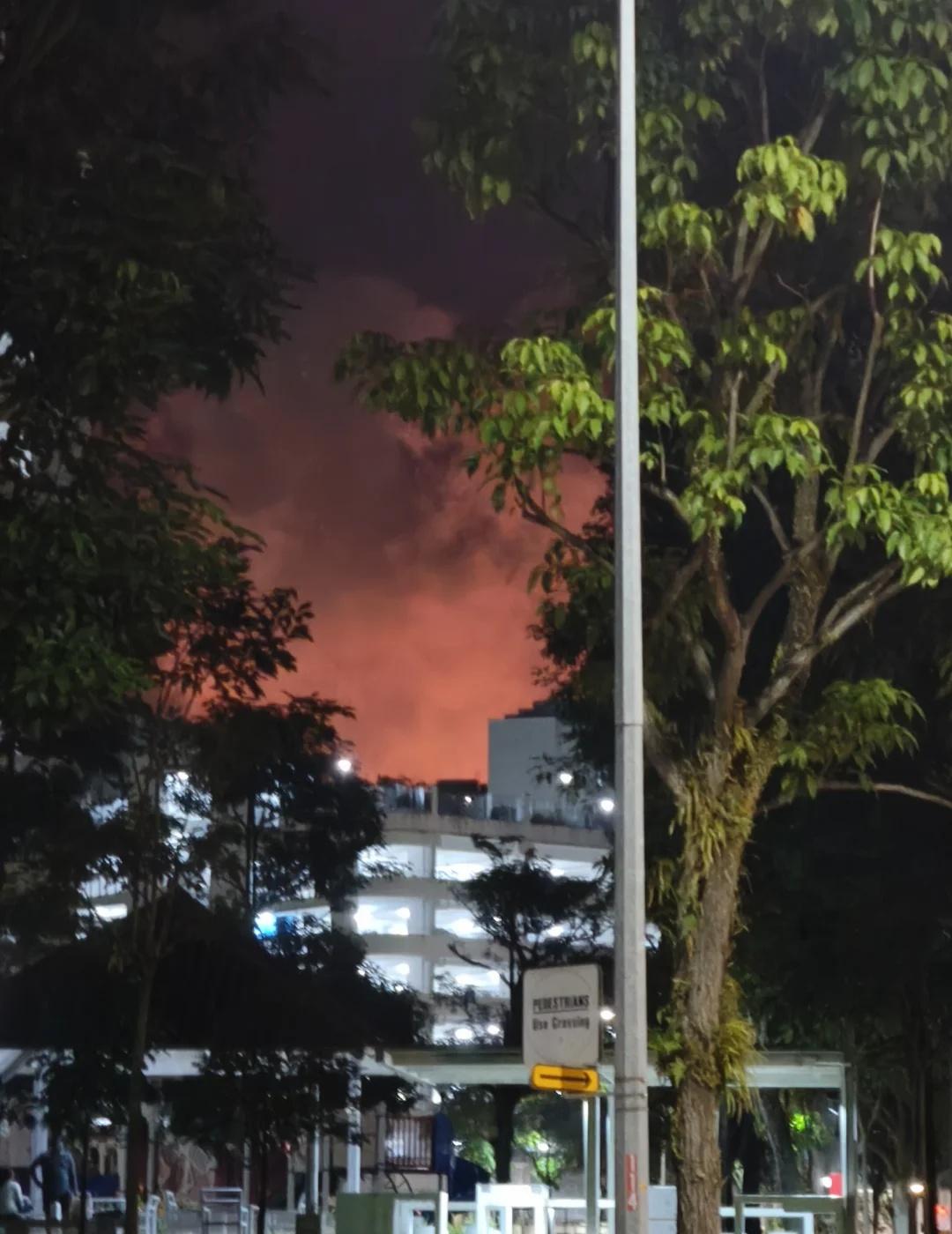 一路看到的火光
今天加班，放功回家一路看到火光呀，感觉火很大。原本以为是附近。但