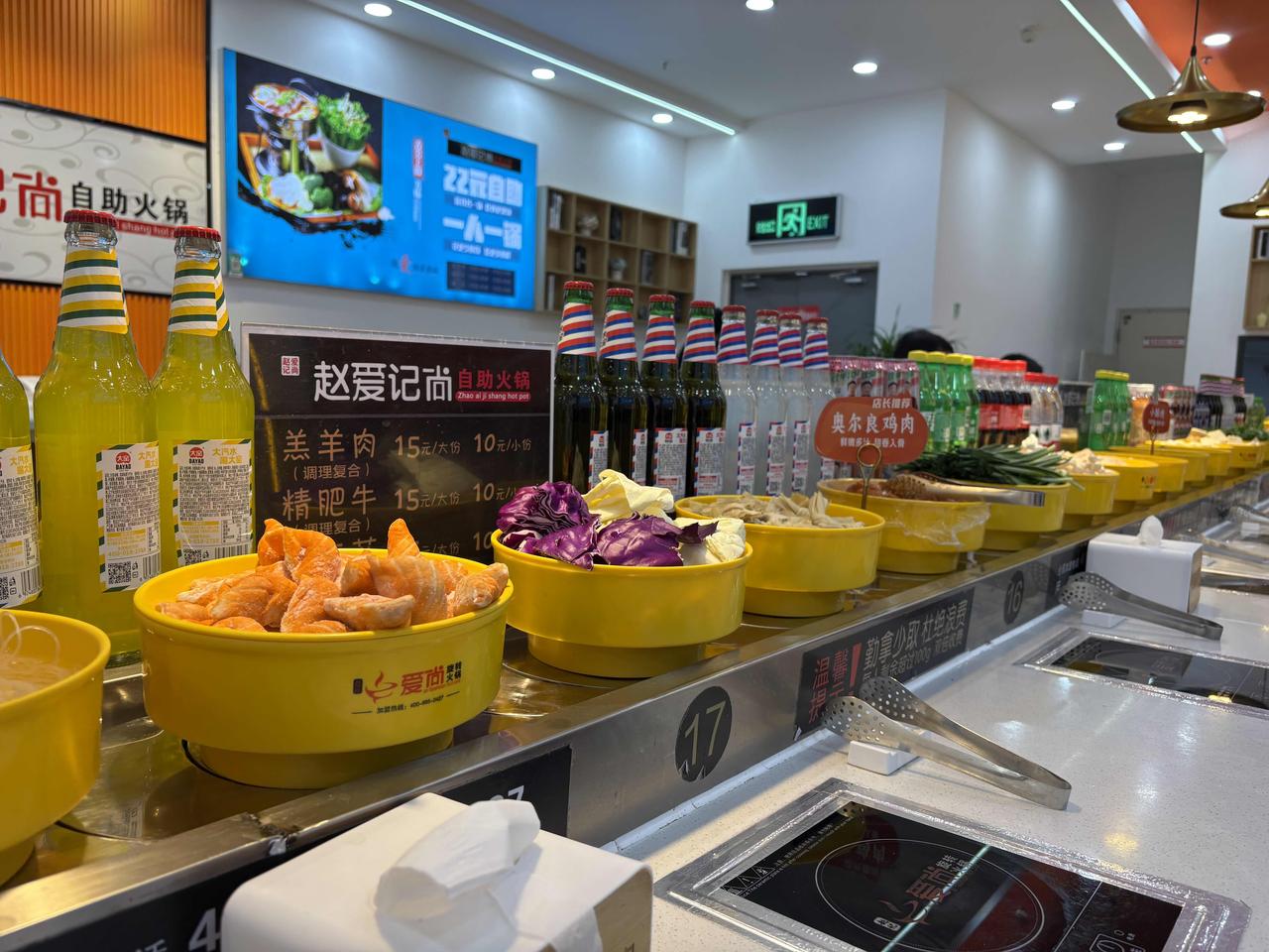 吃旋转火锅被其中的一幕暖到了。

今天去逛商场饿了，正好一楼有旋转火锅，我就坐在