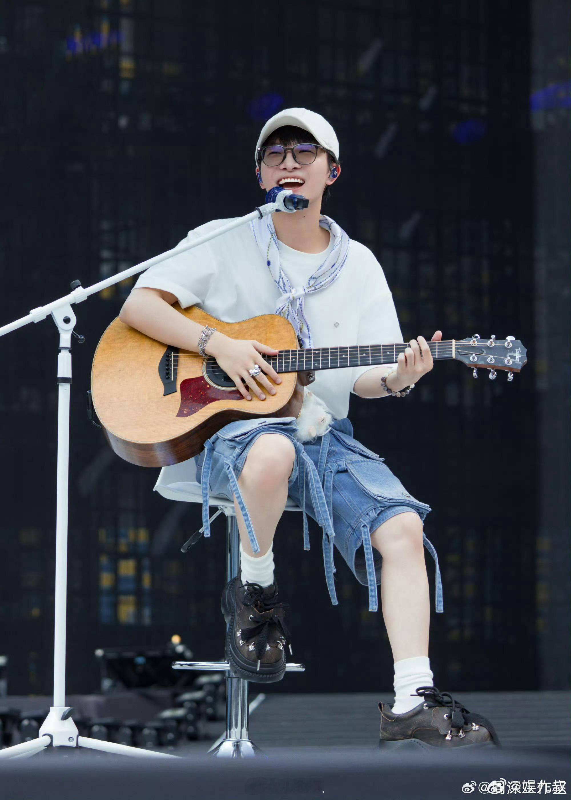 锤娜丽莎还给周深7个感叹号闪光的夏天锤娜丽莎唱周深的《光亮》超稳超好听！俩人微博
