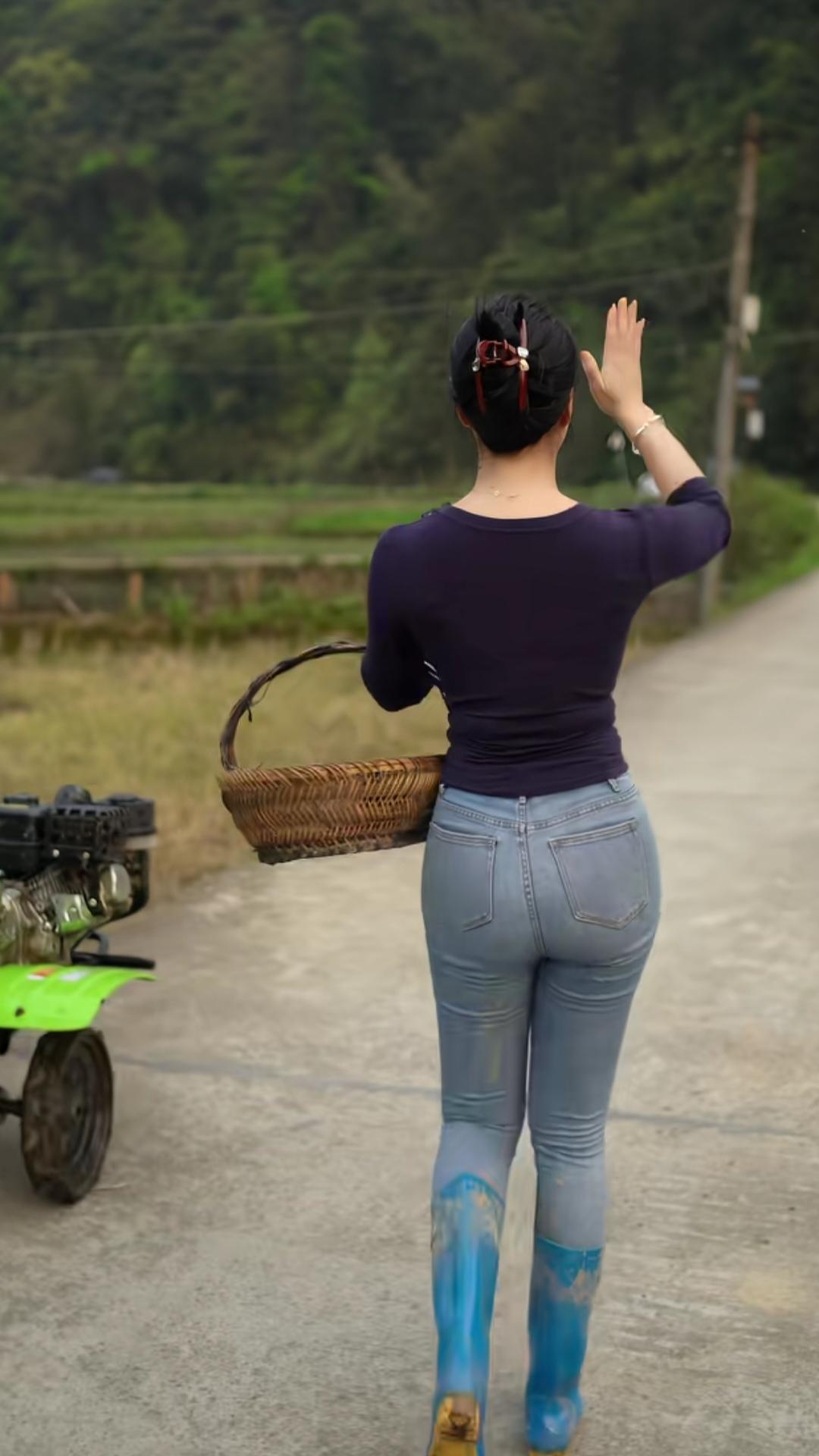 虞美人 • 折耳根做茶
〔当代〕邹謇

风柔小院岑芽绿。采撷春相续。
摊箕夜静悄
