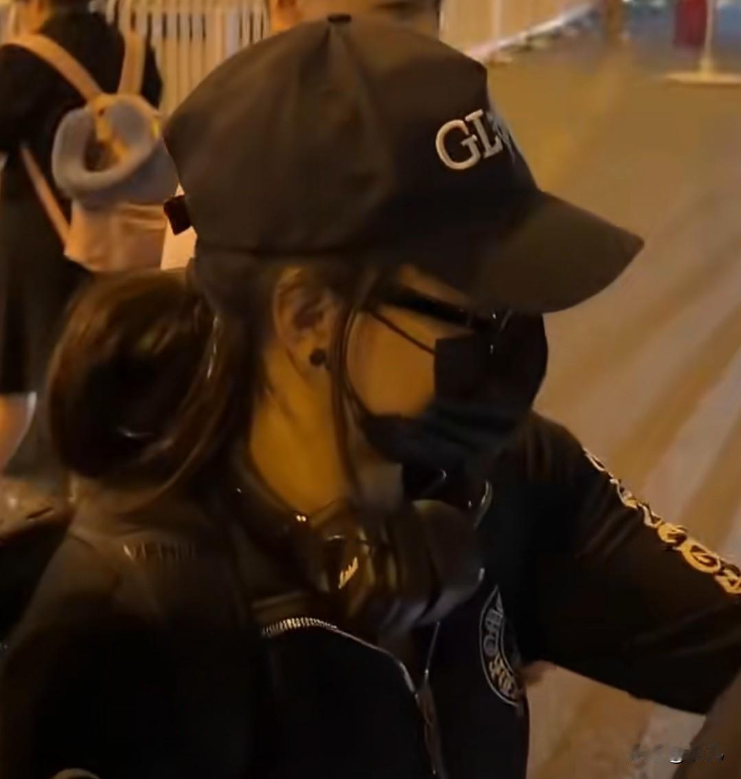 张柏芝一身黑现身北京


张柏芝一身黑现身北京机场，她状态超好！还和粉丝打招呼，