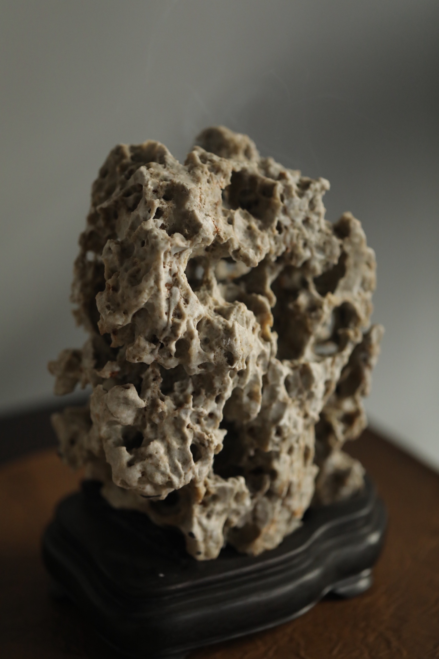 玲珑石 | 香炉石体遍生孔洞，纵横交错，透漏生姿，如太湖石之瘦皱漏透，尽得宋人造