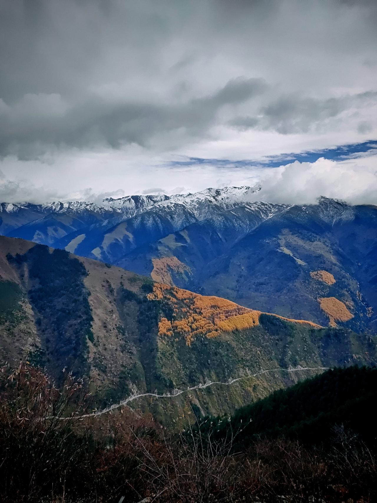 你敢在海拔这么高的雪山边上，停下来煮一壶茶吗？
 
还是今年夏日，从盆底出发，穿