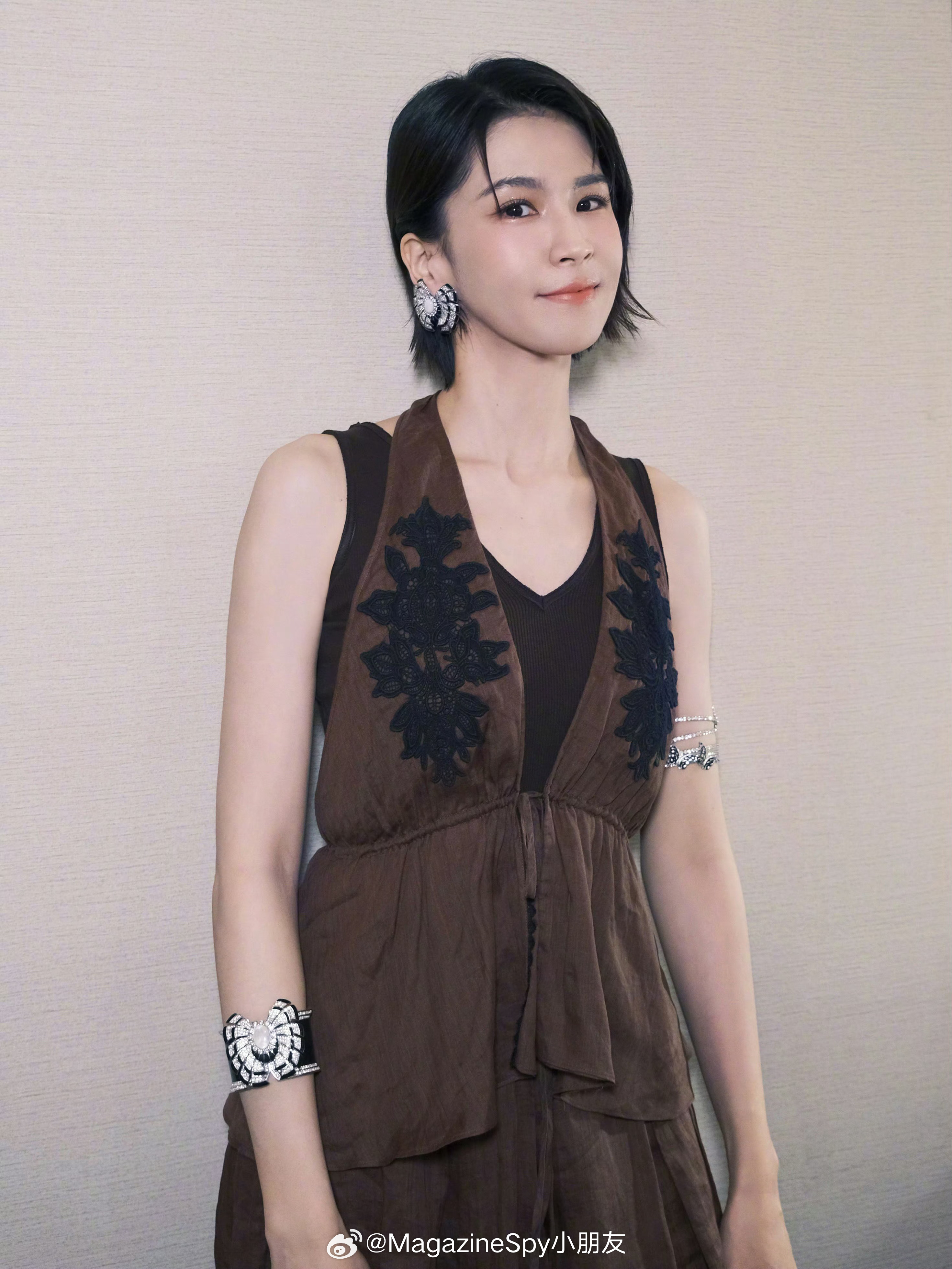 【封面预告】曾沛慈的首本内地主流女刊费加罗即将发布预告，同时也将坐镇GLASS中