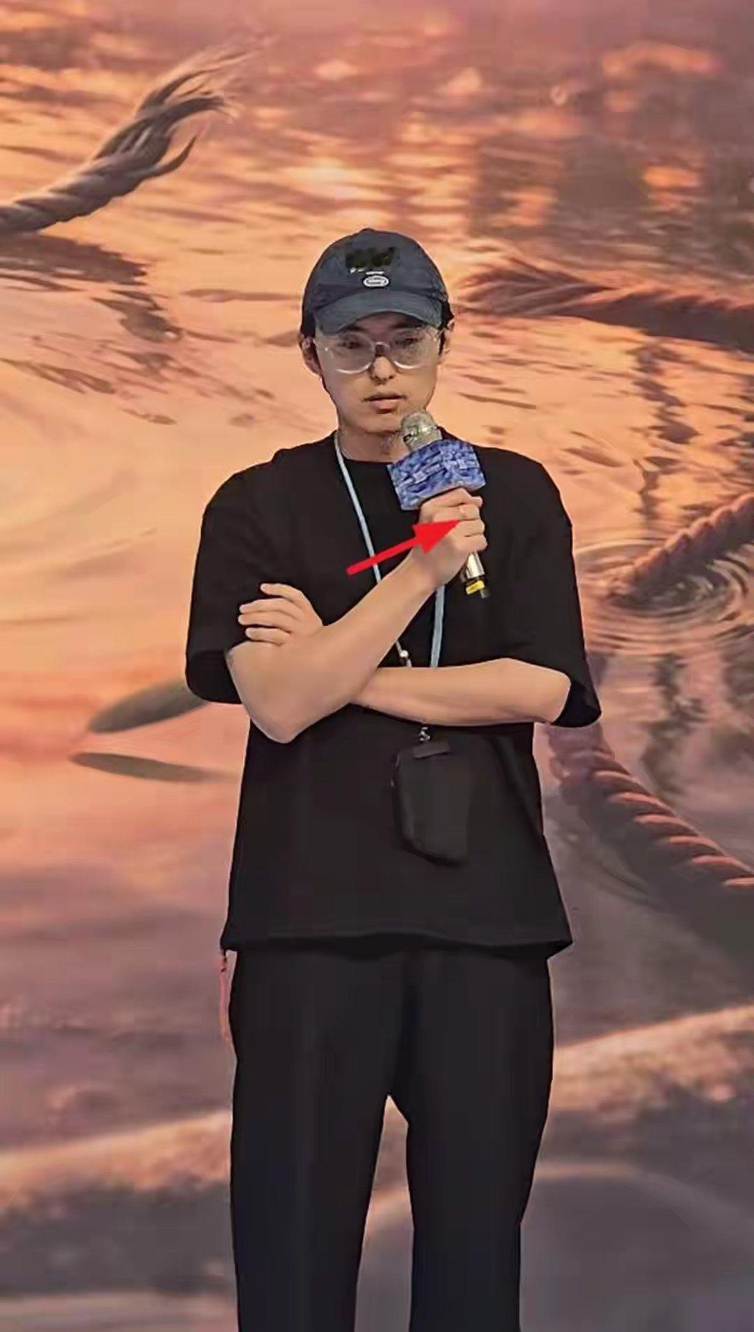 金靖导演老公露面，气质干净素颜也挺帅，夫妻俩这性格差距是真大 