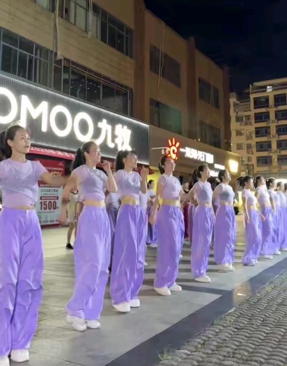 这些人，虽然音乐开得震耳欲聋，天天跳舞也很烦人。但比暴走团好多了，至少她们从不影