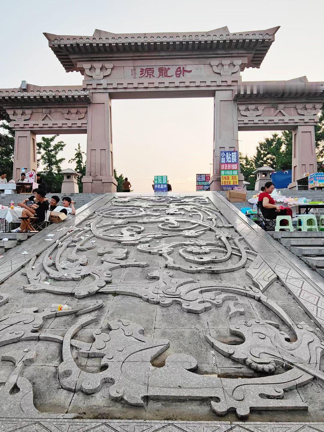 打卡沂南卧龙山诸葛宗祠，想不到有那么多的仿汉建筑群，三主殿两偏殿更是如此。

白