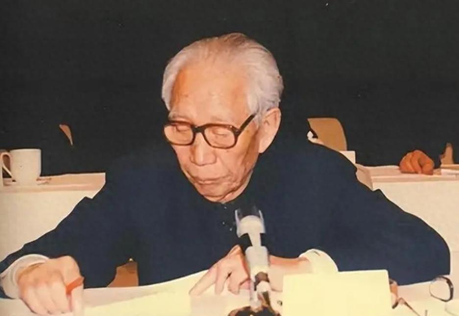 1954年初夏，闽北的山风仍带着潮湿的咸味，一辆吉普车掀起尘土，沿着崎岖公路驶向