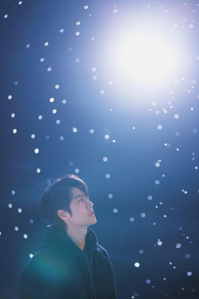 王一博夜雪剧照  王一博滑雪覆面照 王一博夜雪剧照，滑雪覆面照中，王一博给人一种