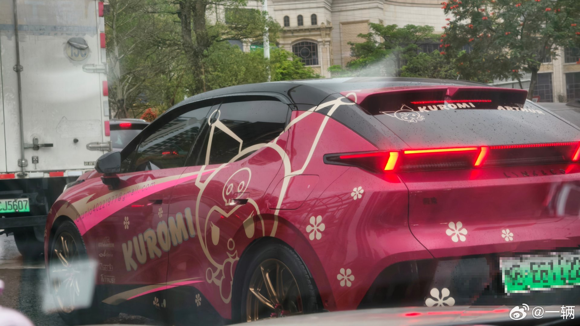 这配色还挺入眼的很中性的风格，金色轮毂味道刚好 