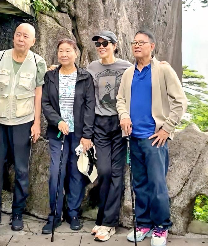 6月18日有网友在国内热门排球社群曝出郎平携家人同游黄山的合照，瞬间引来大批球迷