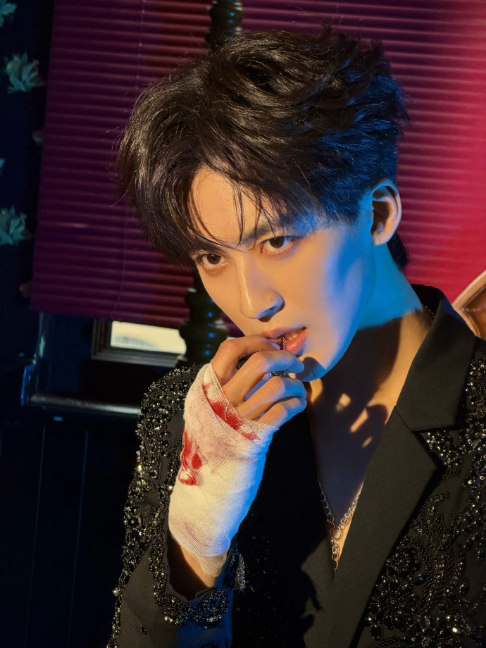 - 何洛洛胸链何洛洛甜豆腹肌 何洛洛的胸链与腹肌太配了！颈间精致配饰衬得他愈发帅