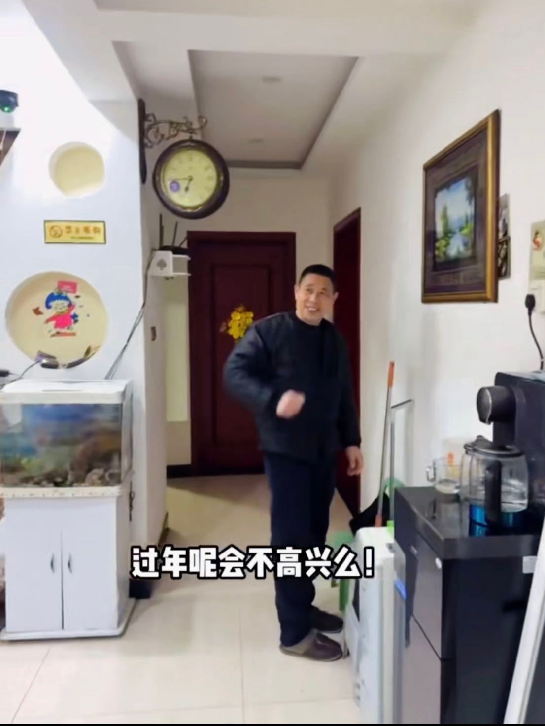 00后办事你就闹心吧 真是服了，00后贴对联，主打一个叛逆且吉祥。 