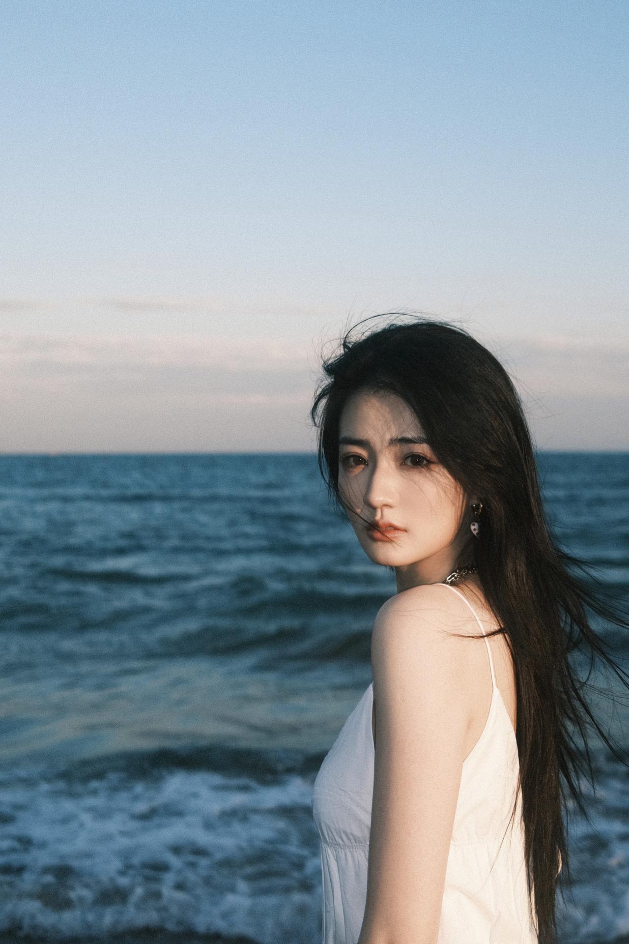 徐璐海边白裙穿搭唯美写真