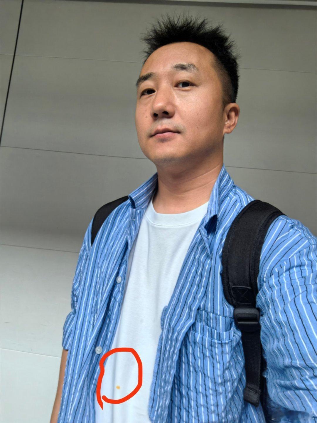 复渠体之《出差》一早匆忙赶路没带替换衣物T恤溅上油污衬衫扣上捂住又得老婆赞助落地