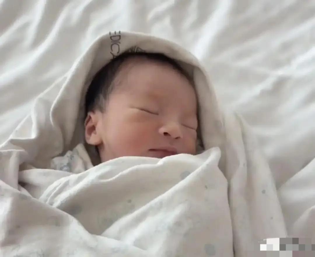 果然还是宝妈更懂小孩，
我问我刚生完孩子的妹妹：马筱梅的孩子怎么看着这么大，皮肤