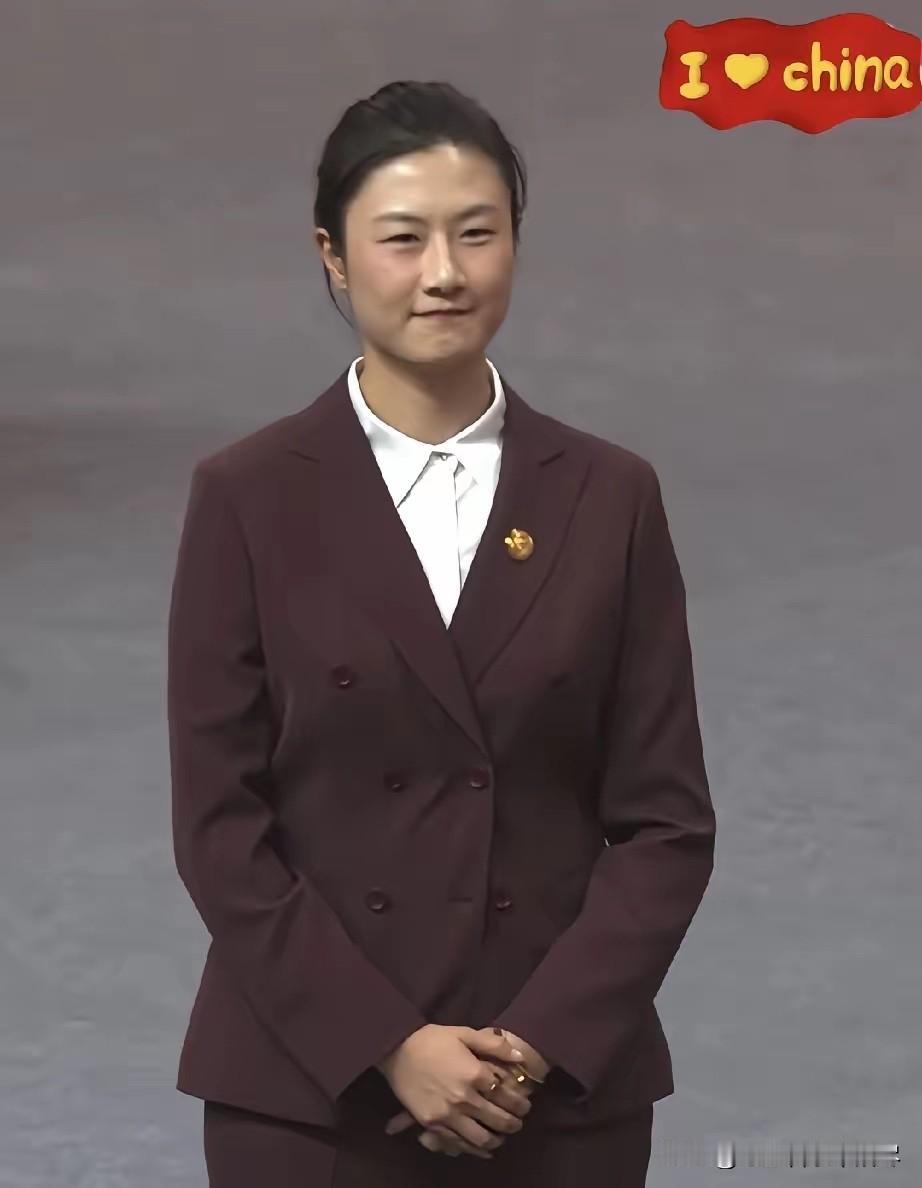 丁宁这表情真是绝了！还没开始给女团颁奖呢，丁宁就已经按耐不住内心的喜悦了，看她的