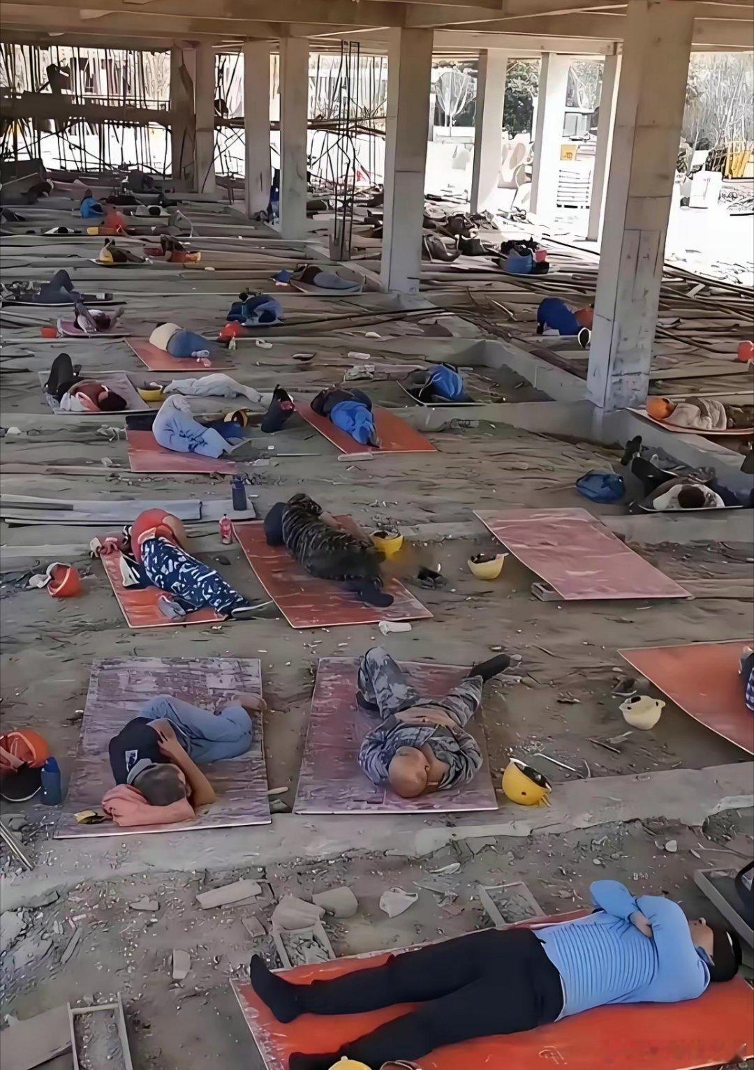 真不容易啊，但话说回来，真的比在办公室睡觉要舒服吗？ 