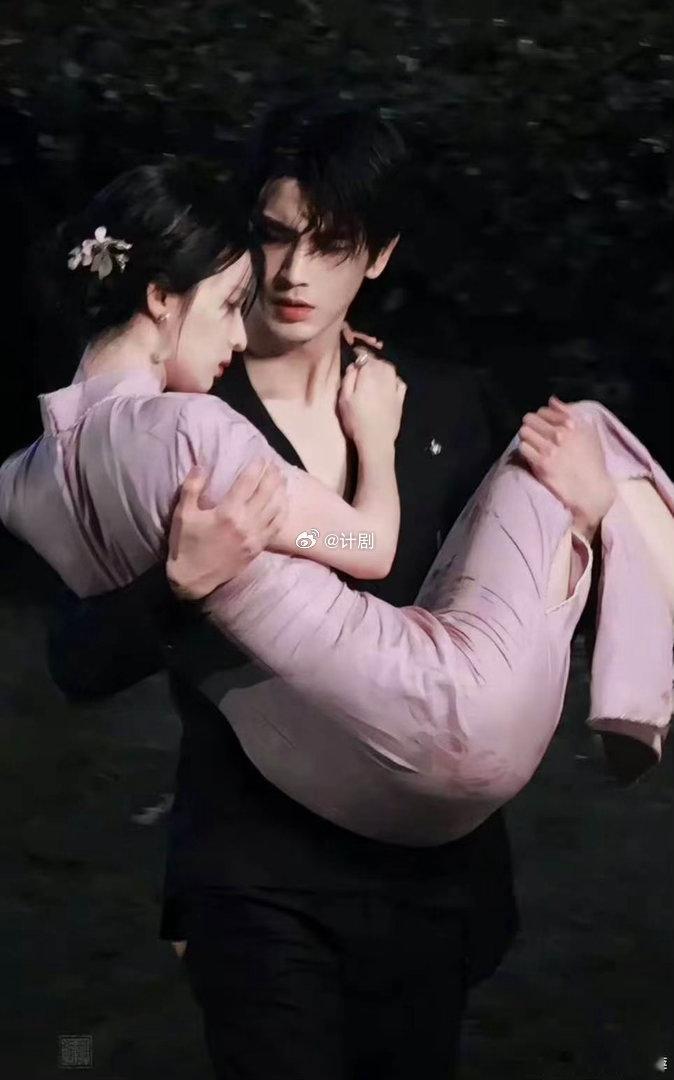 这一秒过火首播审判 很少见全员俊男美女的民国剧，服化道精致氛围感拉满，闲暇就上鹅