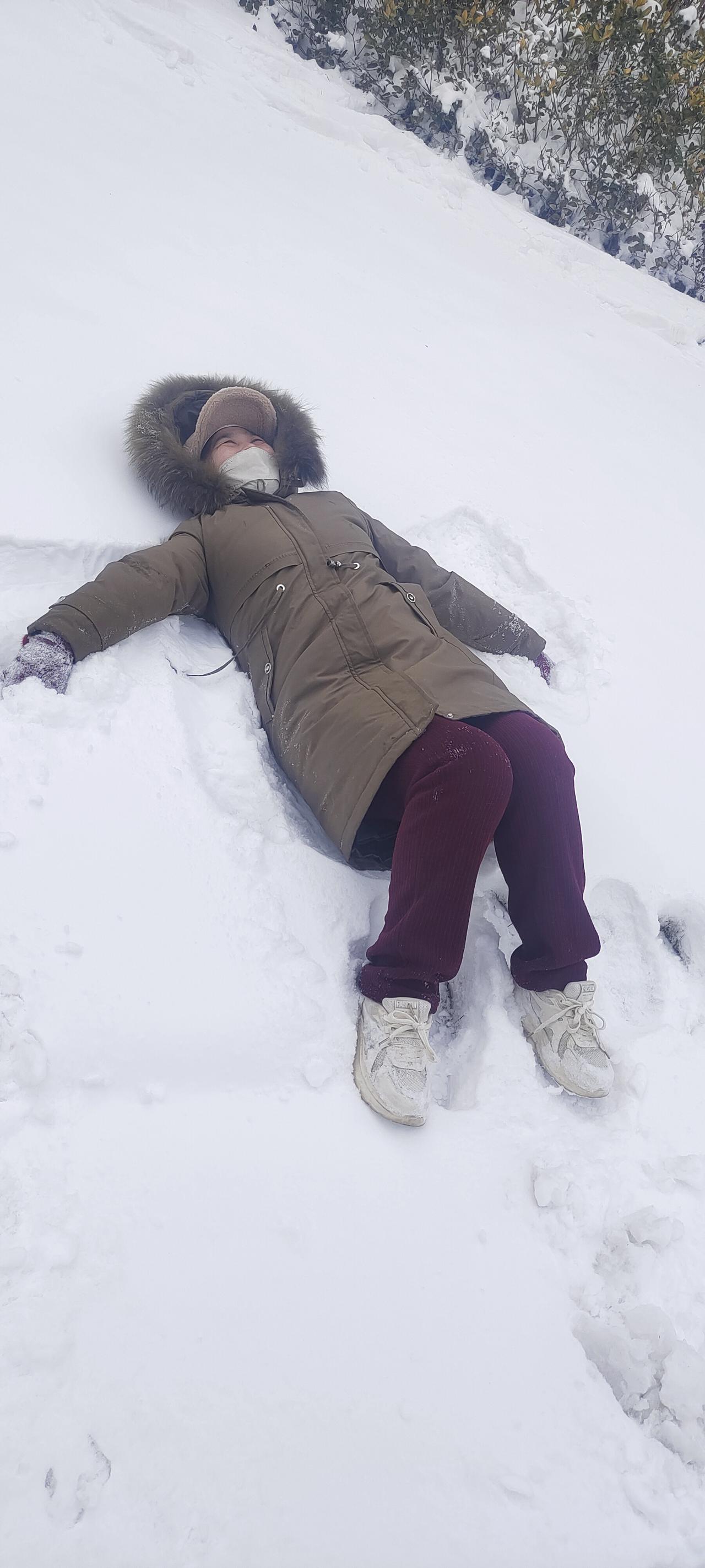 分享一张你的雪地照片这场雪太及时了，我和爱人打完雪仗，她突然躺在雪地里，让我给她