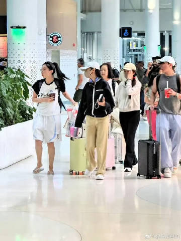 Angelababy马尔代夫回国路透Angelababy马尔代夫回国机场路透回国