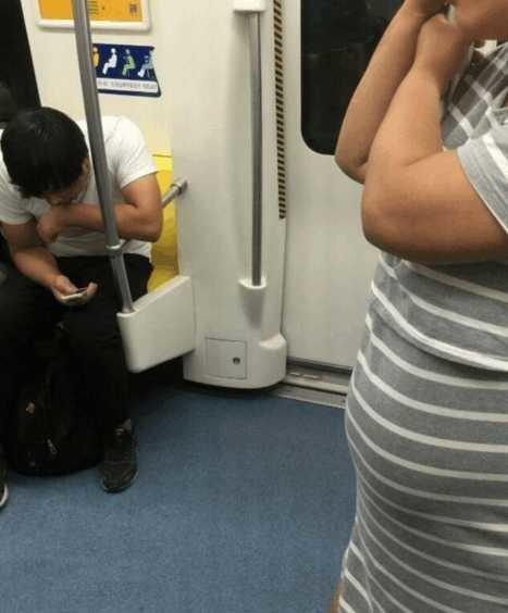 坐地铁遇见一男的非让我给孕妇让座，我说不行，我今天累！又不是我孩子，凭什么？谁知