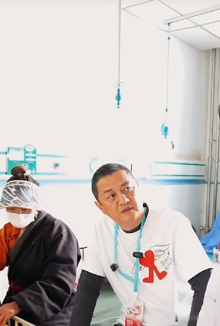在最近一次嫣然寻找病人筛查唇颚裂患者中，李亚鹏这回真是亲自下乡了，跑到县级医院病