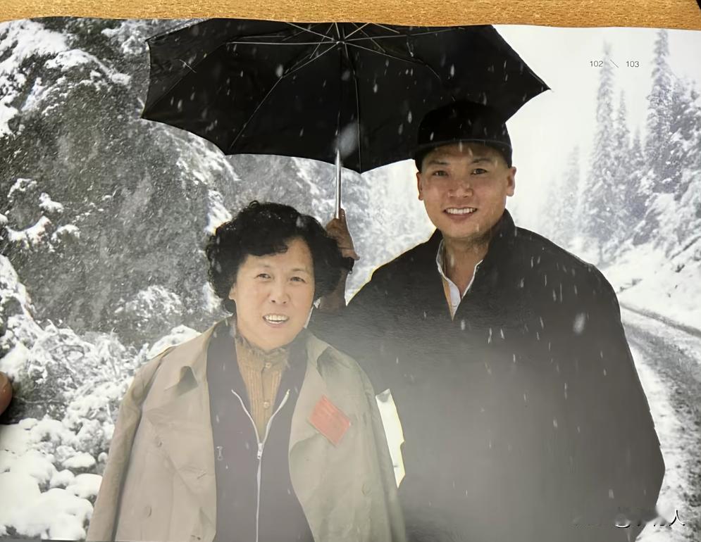 拍摄《西游记》期间休息的时候，迟重瑞与杨洁导演的一张珍贵的合影。那时候的迟重瑞年