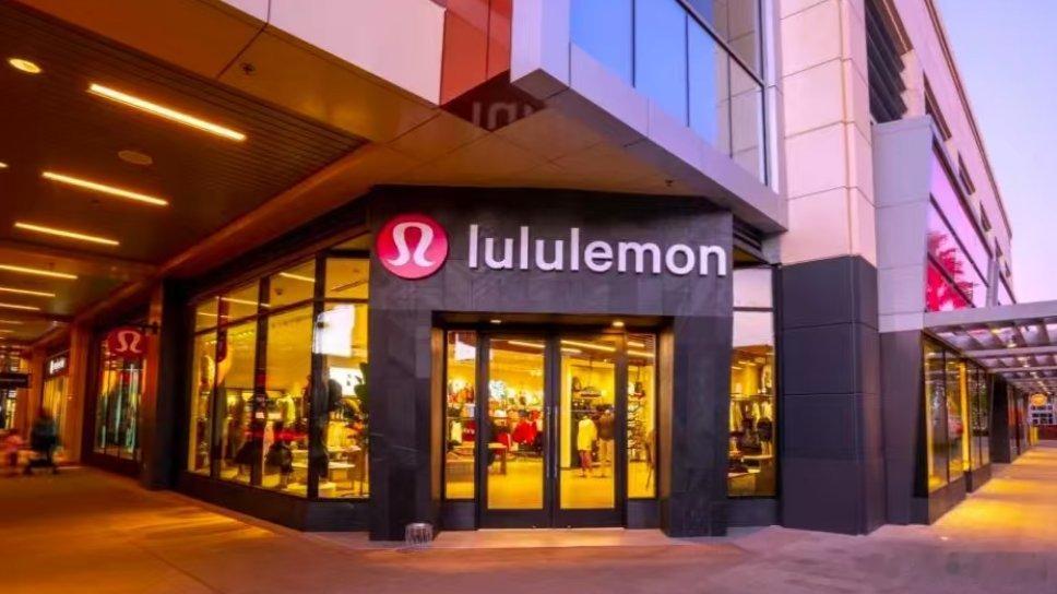 Lululemon股价腰斩，甚至还不止。曾经一条瑜伽裤撑起的消费神话，如今也开始