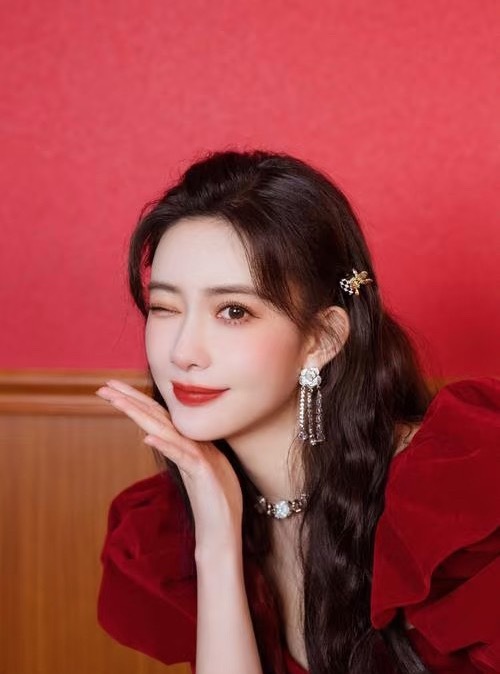 孟子义突发身体不适看她粉丝都在心疼，说别赶红眼航班了，给配个营养师。她自己是挺拼