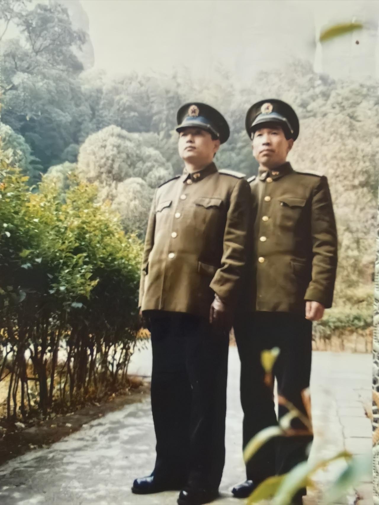 我写一篇文章是我的前半生
我的前半生，一半是在军营度过的，一半是在税务度过的，不