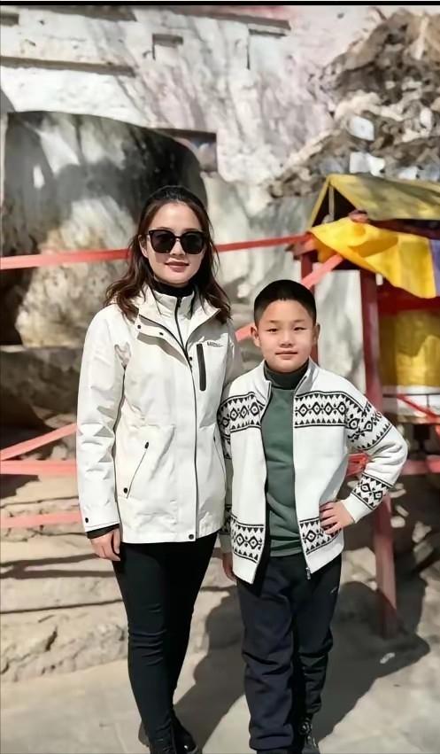 曹三姐这两张回村旧照，信息量真不是一般的大。第一张照片里，她穿着朴素的白棉袄和紧