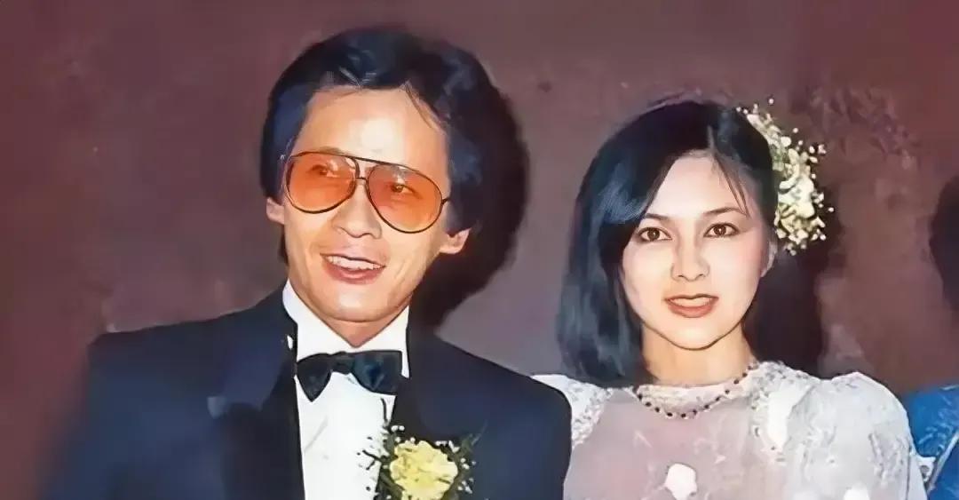 关之琳20岁闪嫁富商王国旌，不到一年就散伙，还被前夫当众骂虚荣。
她把婚纱换成戏