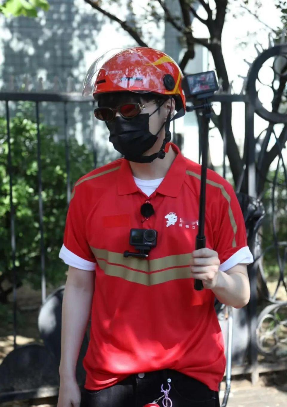 知名男星张艺兴街头参与外卖配送，亲切地与民众互动，摘下口罩和墨镜大方合影。这一举