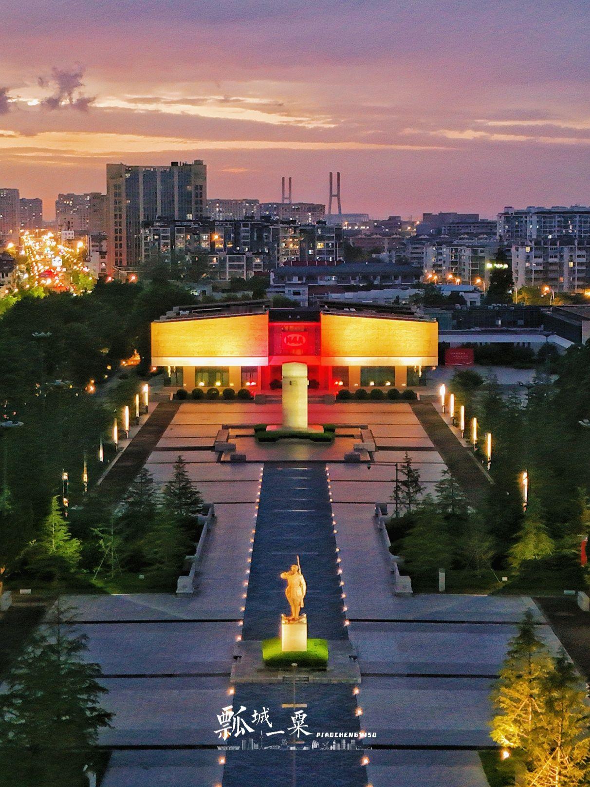 今日份盐城晚霞 火烧云中带点小雨星  我们如此热爱盐城 我们如此热爱盐城 瓢城一