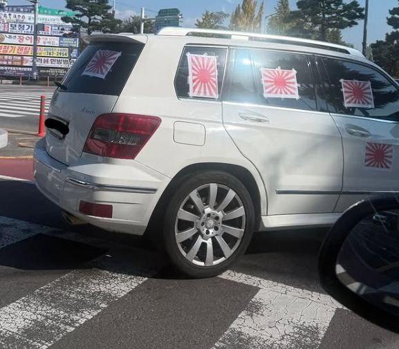 韩国爆发日本军国主义旗帜车辆引发的丑闻
一辆白色奔驰车贴有日本军国主义象征 “旭