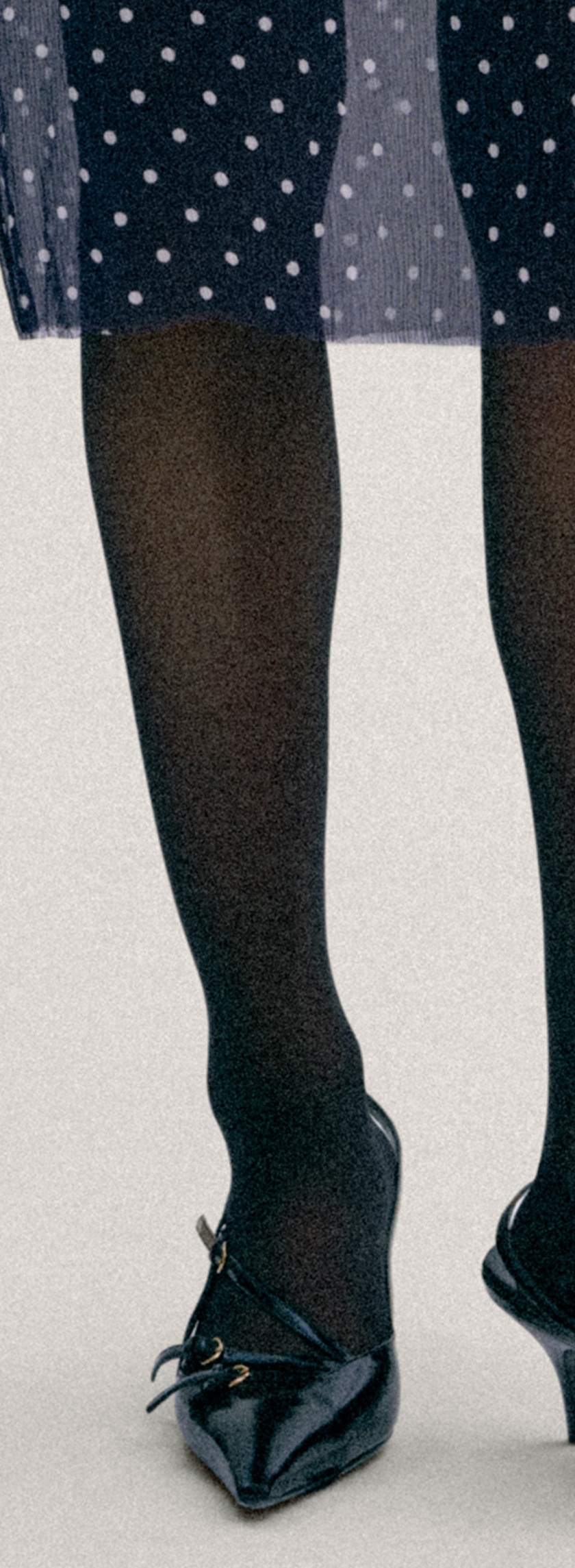 【赵今麦】👠：黑色复古尖头后拉绑带高跟鞋 ​​​